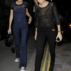 Poppy y Cara Delevingne salen por la noche en Londres