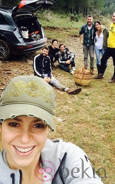 Shakira y Gerard Piqué disfrutan de una tarde en el monte con amigos