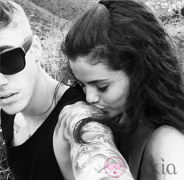 Selena Gomez besa el bíceps a Justin Bieber