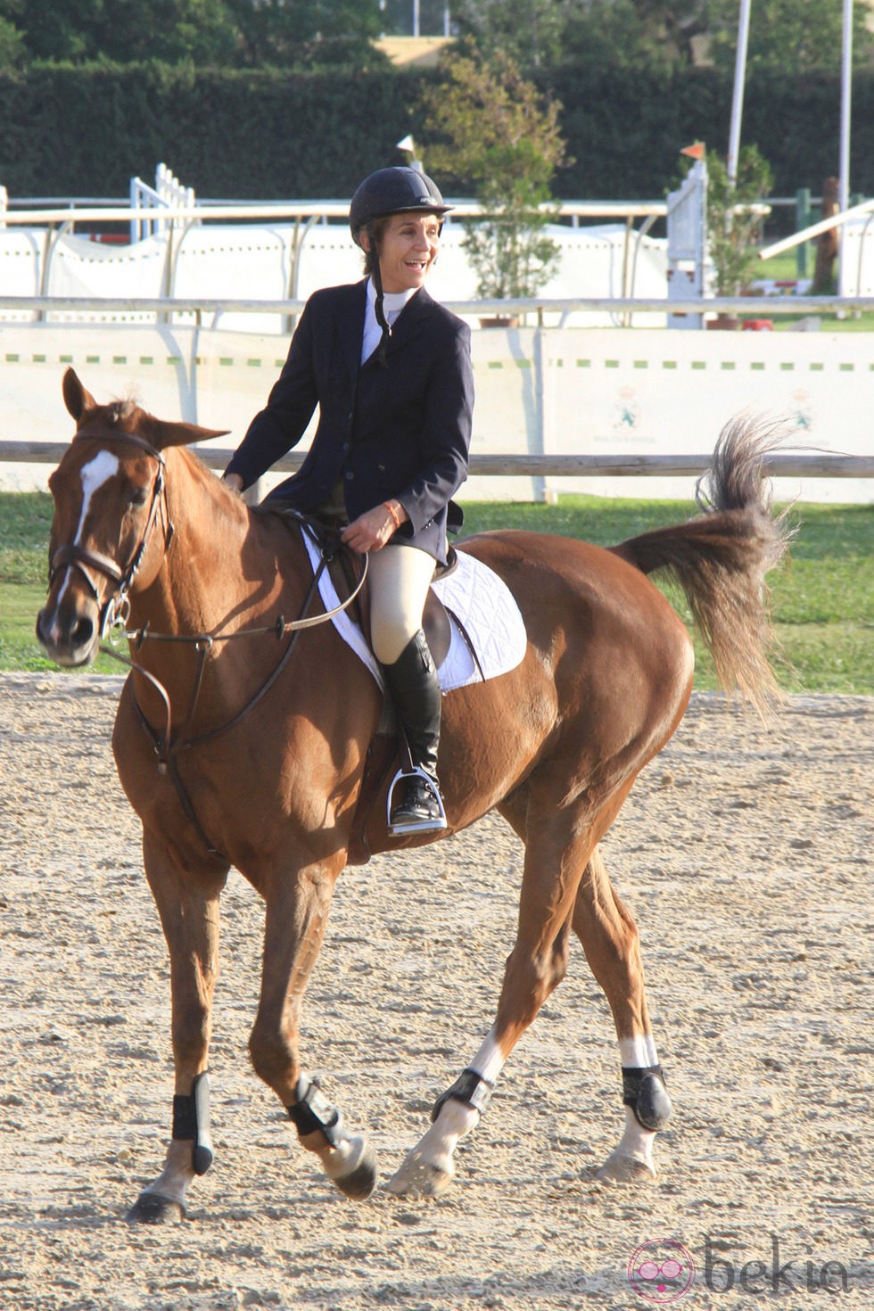 La Infanta Elena, a lomos de su caballo en el Real Club Pineda de Sevilla