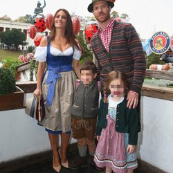 Xabi Alonso y Nagore Aranburu con sus hijos Jon y Ane en la Oktoberfest 2014