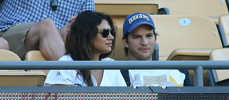 Ashton Kutcher y Mila Kunis en un partido de béisbol