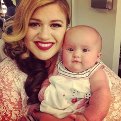 Kelly Clarkson con su hija River Rose en el set de rodaje de uno de sus videoclips