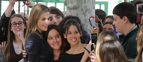 La Reina Letizia se hace selfies con unas chicas en Calahorra