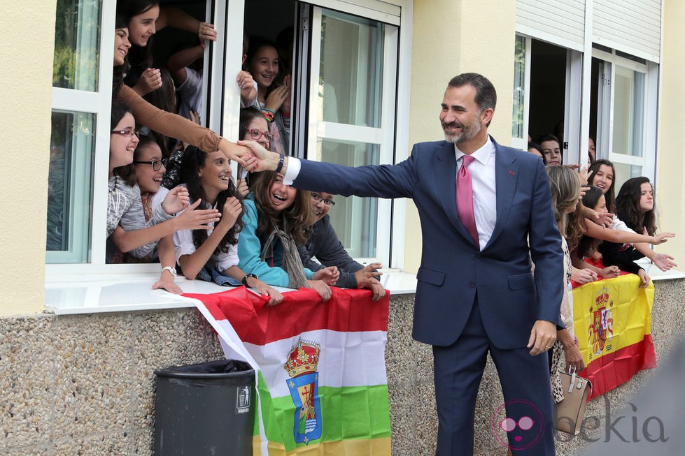 El Rey Felipe saluda a unas niñas en la apertura del Curso de Formación Profesional 2014/2015
