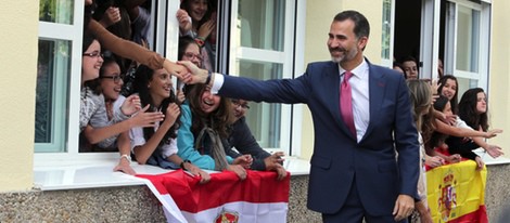 El Rey Felipe saluda a unas niñas en la apertura del Curso de Formación Profesional 2014/2015