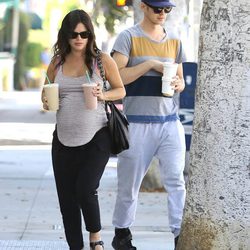 Rachel Bilson y Hayden Christensen paseando antes de ser padres