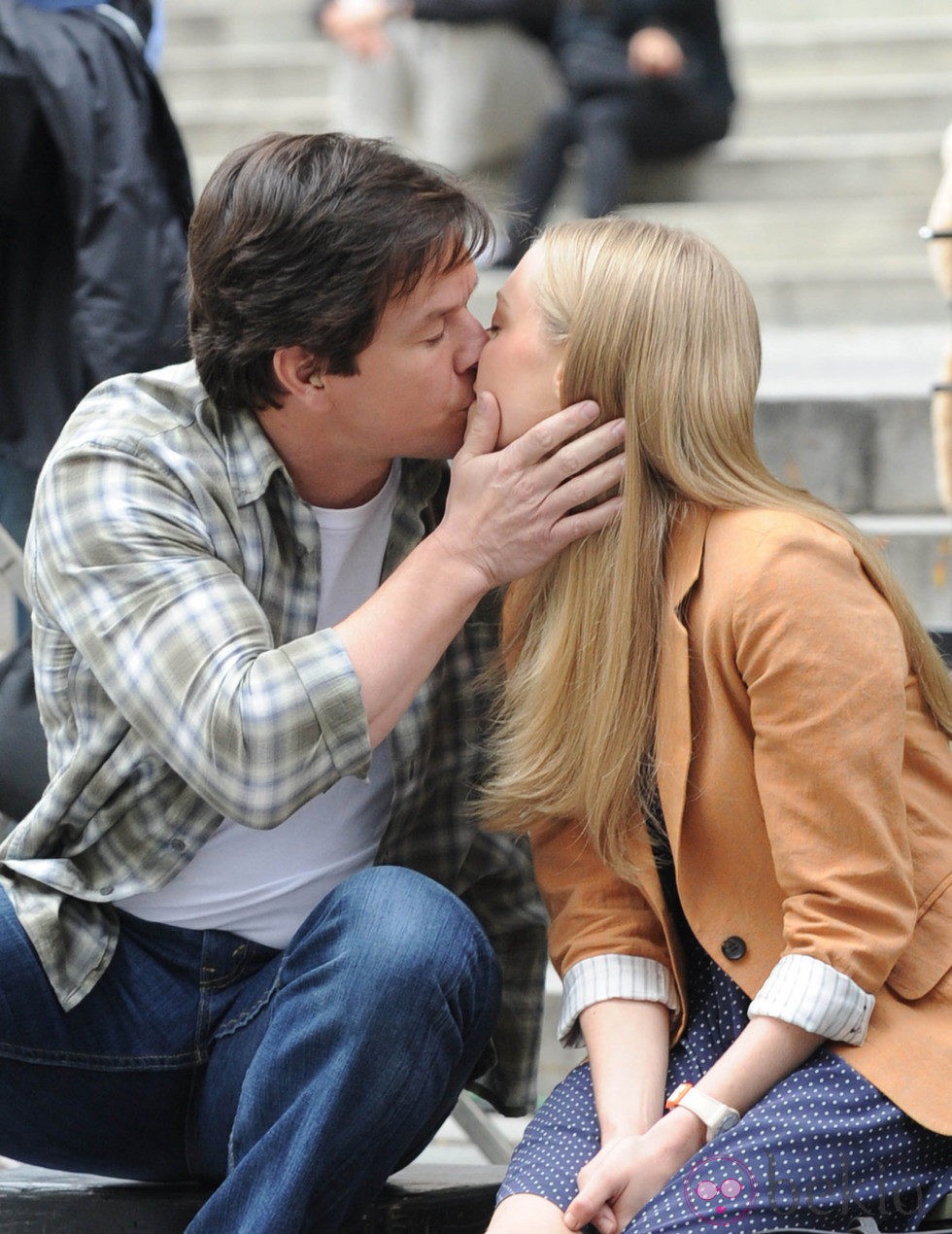 Mark Wahlberg y Amanda Seyfried se dan un beso en el rodaje de 'Ted 2'