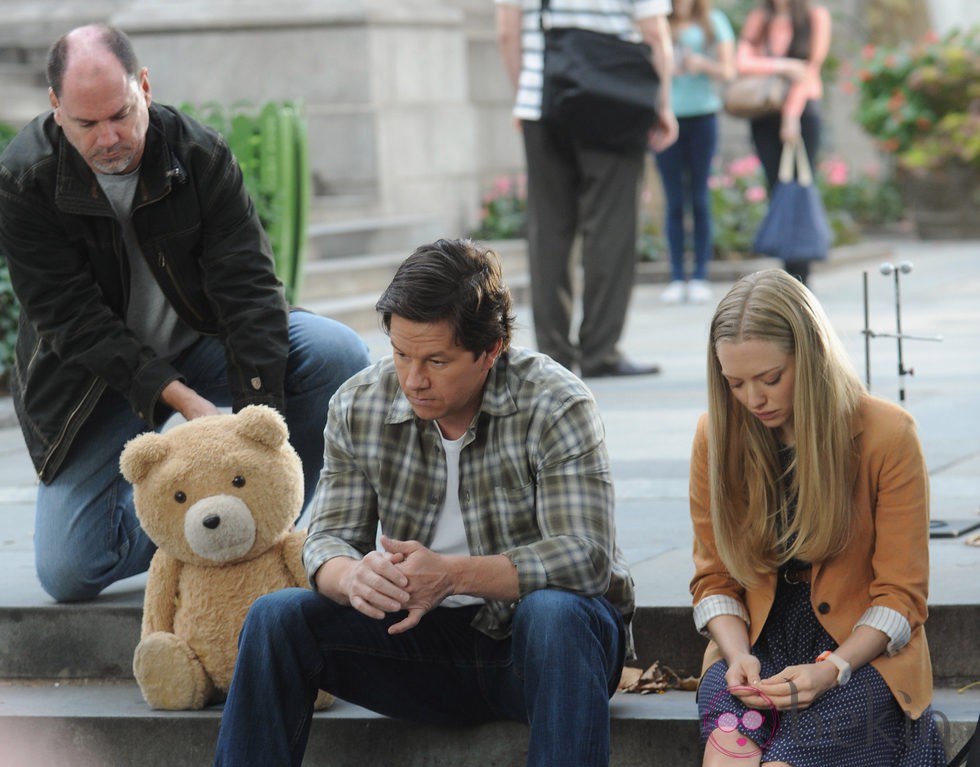 Ted, Mark Wahlberg y Amanda Seyfried en el rodaje de la película 'Ted 2'