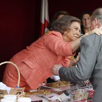 La Reina Sofía da un beso al Rey Juan Carlos en el Día de la Banderita 2014
