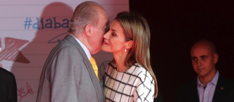 La Reina Letizia besa al Rey Juan Carlos en el Día de la Banderita 2014