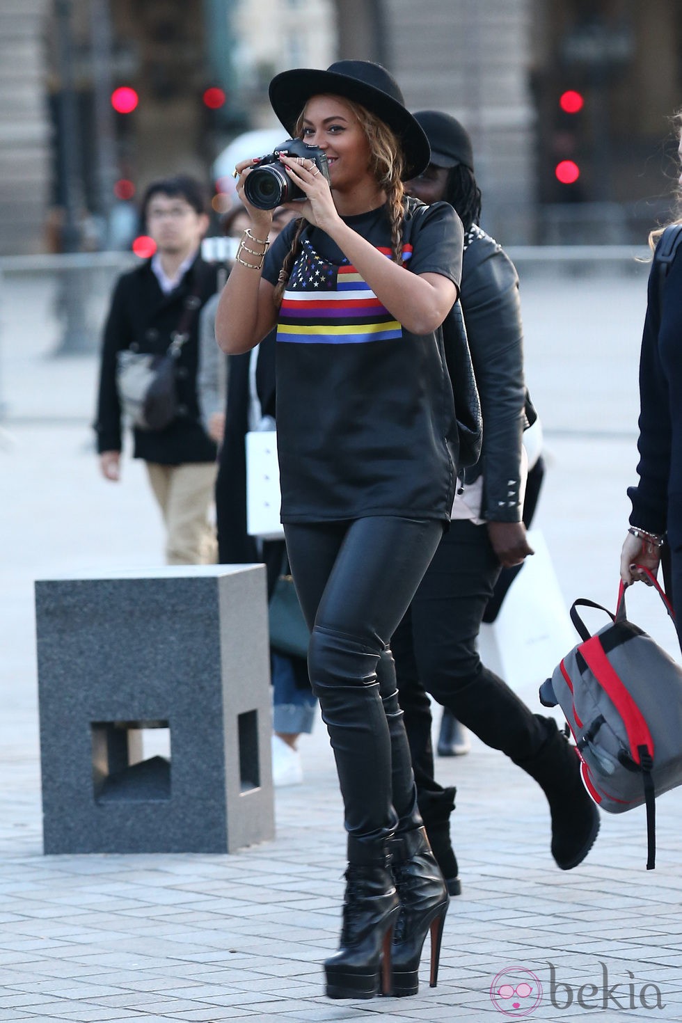 Beyoncé haciendo fotografas en los alrededores del Museo Louvre de París