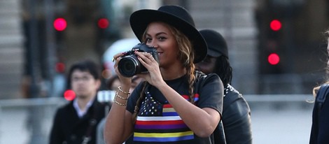 Beyoncé haciendo fotografas en los alrededores del Museo Louvre de París