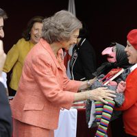 La Reina Sofía conoce a Doña Rogelia en el Día de la Banderita 2014