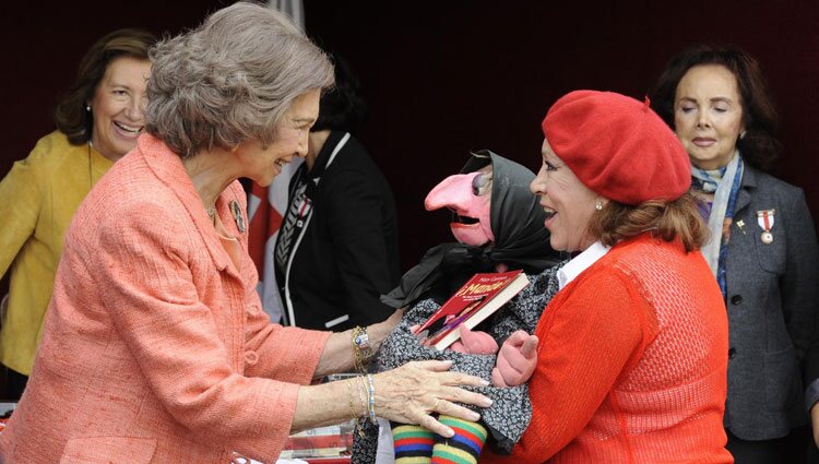 La Reina Sofía conoce a Doña Rogelia en el Día de la Banderita 2014