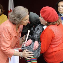 La Reina Sofía besa a Doña Rogelia en el Día de la Banderita 2014