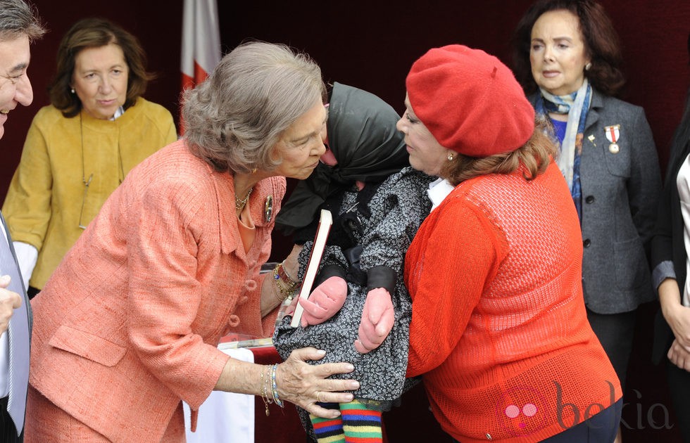 La Reina Sofía besa a Doña Rogelia en el Día de la Banderita 2014