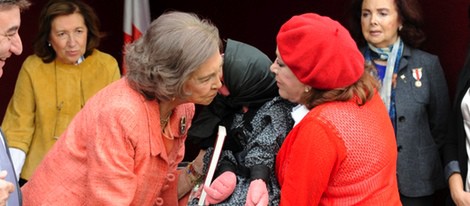 La Reina Sofía besa a Doña Rogelia en el Día de la Banderita 2014