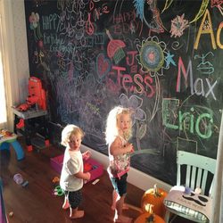 Los hijos de Jessica Simpson pintando en una pizarra