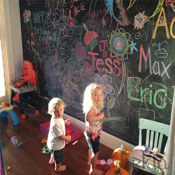 Los hijos de Jessica Simpson pintando en una pizarra