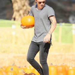 Harry Styles comprando una calabaza para la fiesta de Halloween