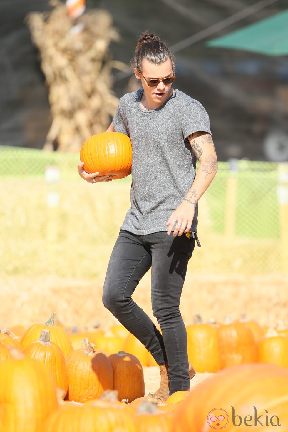 Harry Styles comprando una calabaza para la fiesta de Halloween