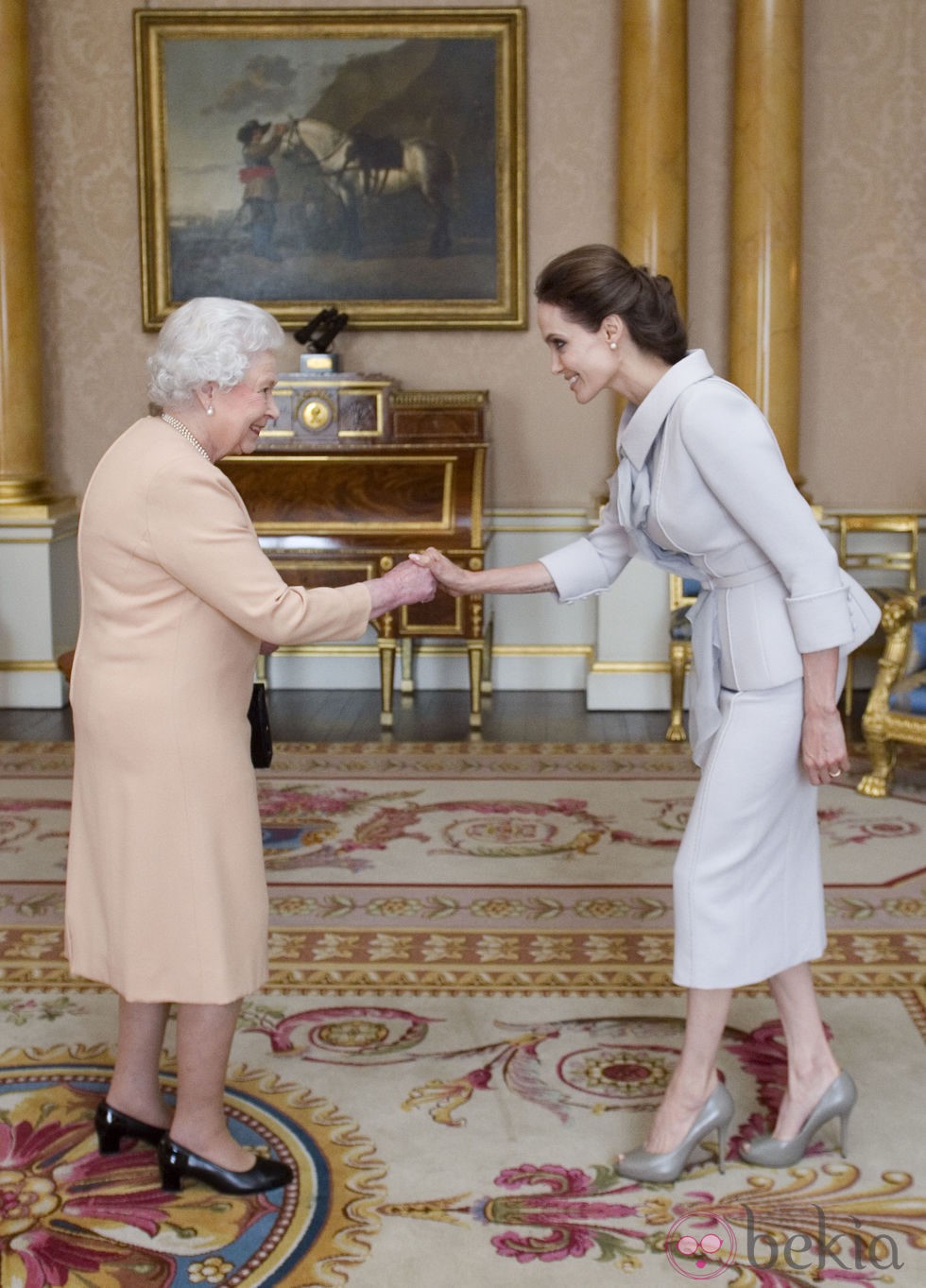 Angelina Jolie saluda a la Reina Isabel II en Buckingham Palace