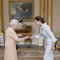 Angelina Jolie saluda a la Reina Isabel II en Buckingham Palace