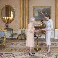 La Reina Isabel entrega la Gran Cruz de la Orden de San Miguel y San Jorge a Angelina Jolie