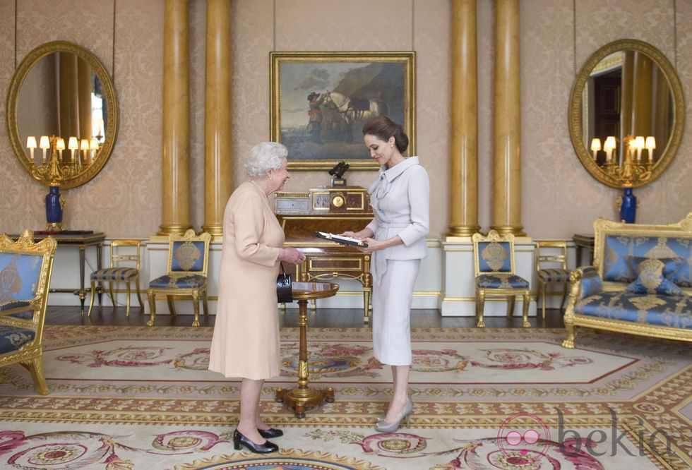 La Reina Isabel entrega la Gran Cruz de la Orden de San Miguel y San Jorge a Angelina Jolie