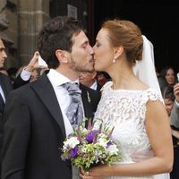 David de María y Lola Escobedo se besan tras su boda