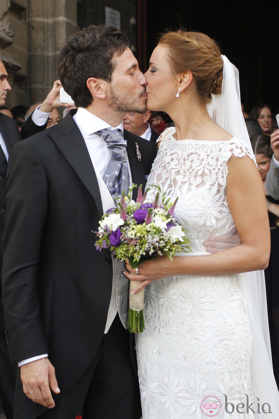 David de María y Lola Escobedo se besan tras su boda