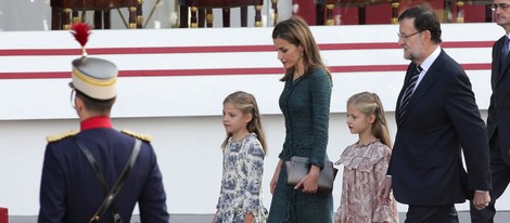 La Reina Letizia, la Princesa Leonor y la Infanta Sofía con Mariano Rajoy en el Día de la Hispanidad 2014