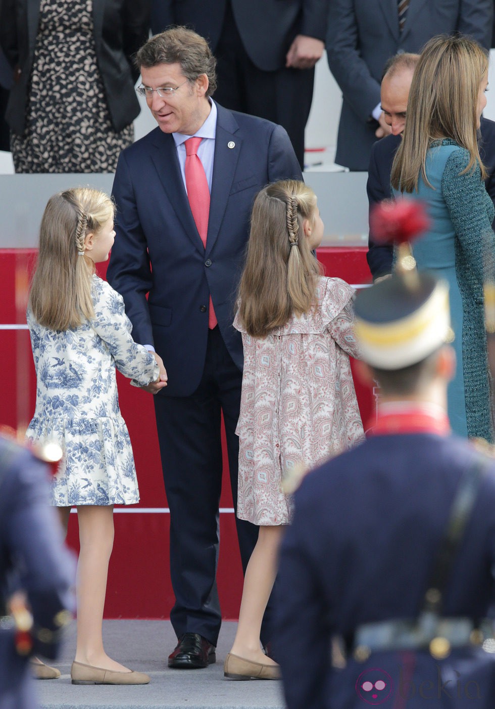 La Princesa Leonor y la Infanta Sofía saludan a las autoridades en su primer Día de la Hispanidad