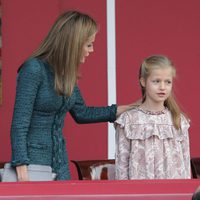 La Reina Letizia, pendiente de la Princesa Leonor y la Infanta Sofía en el Día de la Hispanidad 2014