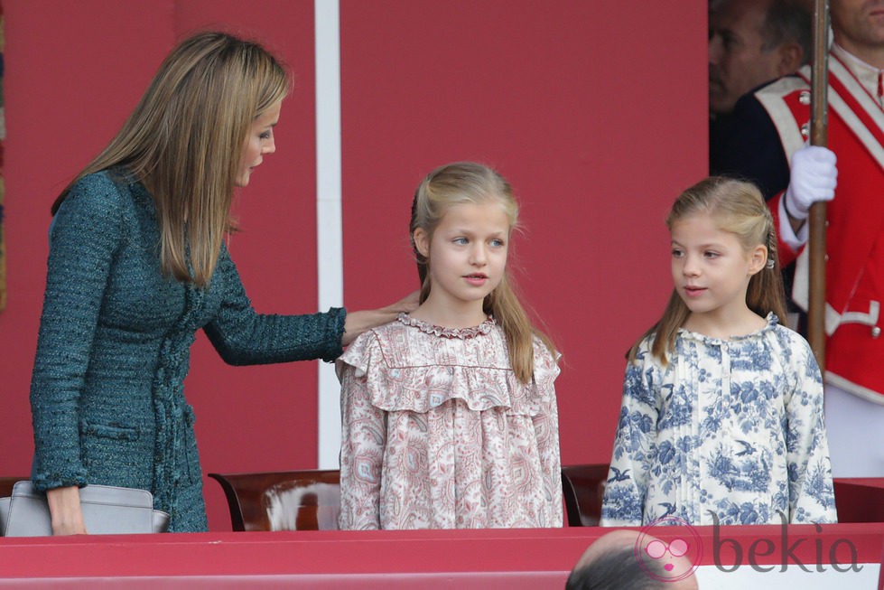 La Reina Letizia, pendiente de la Princesa Leonor y la Infanta Sofía en el Día de la Hispanidad 2014