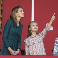 La Princesa Leonor señala al cielo junto a la Reina Letizia en el Día de la Hispanidad 2014