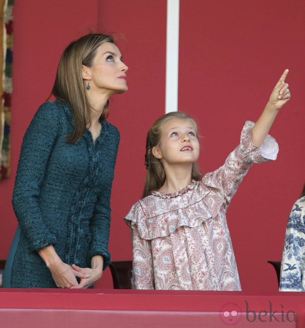 La Princesa Leonor señala al cielo junto a la Reina Letizia en el Día de la Hispanidad 2014