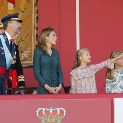 Los Reyes de España y sus hijas en el Día de la Hispanidad 2014