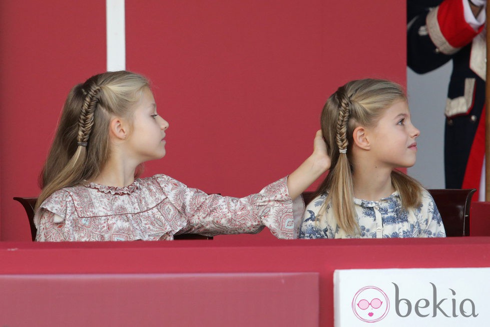 La Princesa Leonor acaricia a la Infanta Sofía en el Día de la Hispanidad 2014