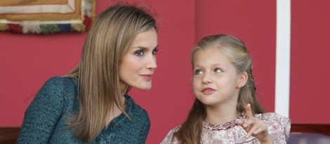 La Princesa Leonor hace una pregunta a la Reina Letizia en el Día de la Hispanidad 2014