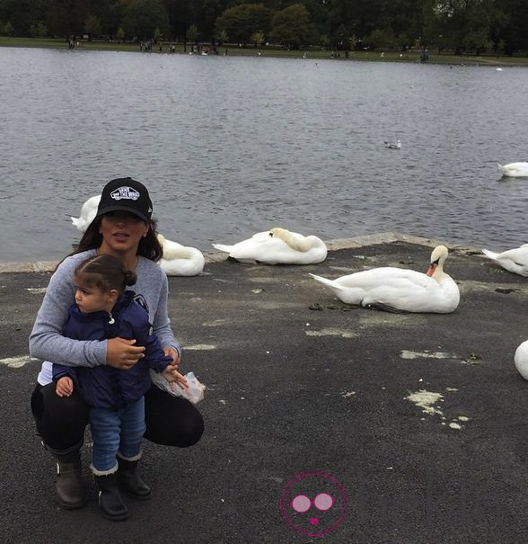 Daniella Semaan con su hija Lia en el parque