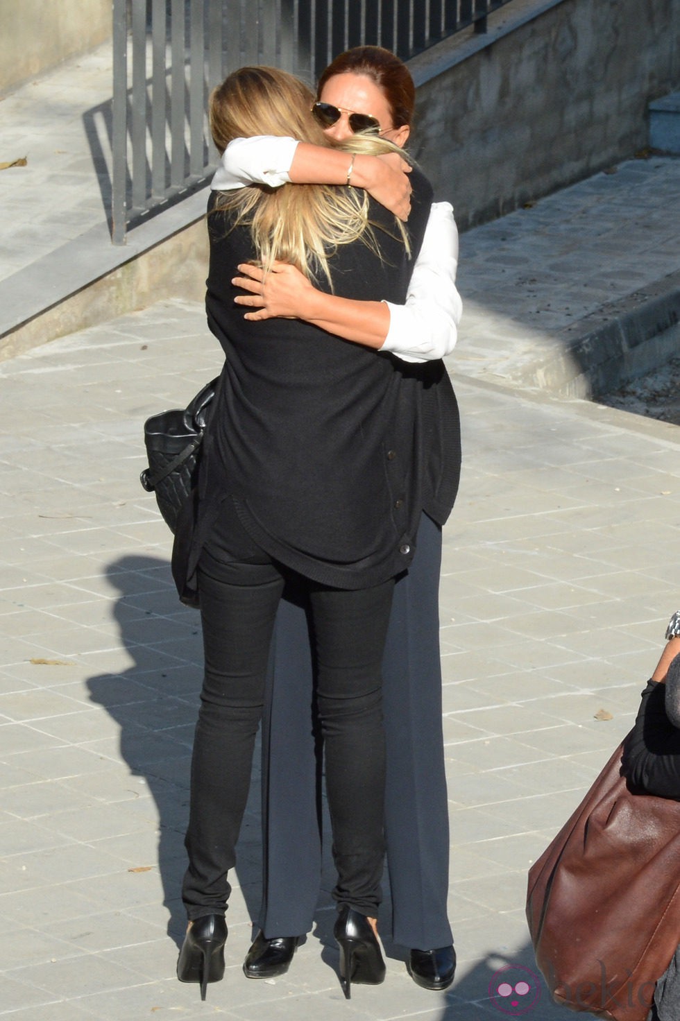 Patricia Cerezo abraza a Lydia Bosch en el funeral de su padre