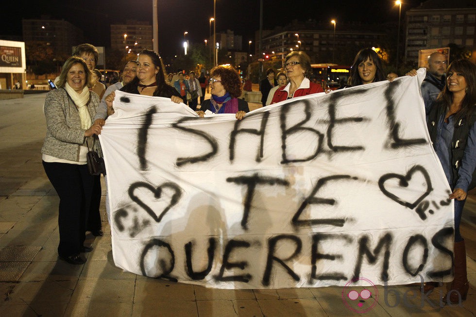 Fans de Isabel Pantoja apoyan a la cantante en su concierto en Zaragoza