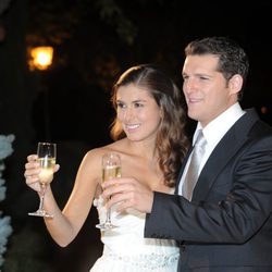 Manu Tenorio y Silvia Casas brindando el día de su boda