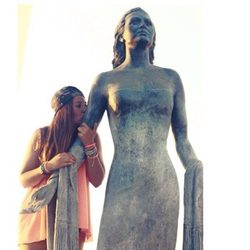 Rocío Flores Carrasco besa una estatua de Rocío Jurado