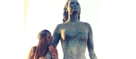 Rocío Flores Carrasco besa una estatua de Rocío Jurado