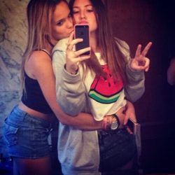 Gloria Camila y Rocío Flores Carrasco posan juntas frente a un espejo