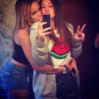 Gloria Camila y Rocío Flores Carrasco posan juntas frente a un espejo