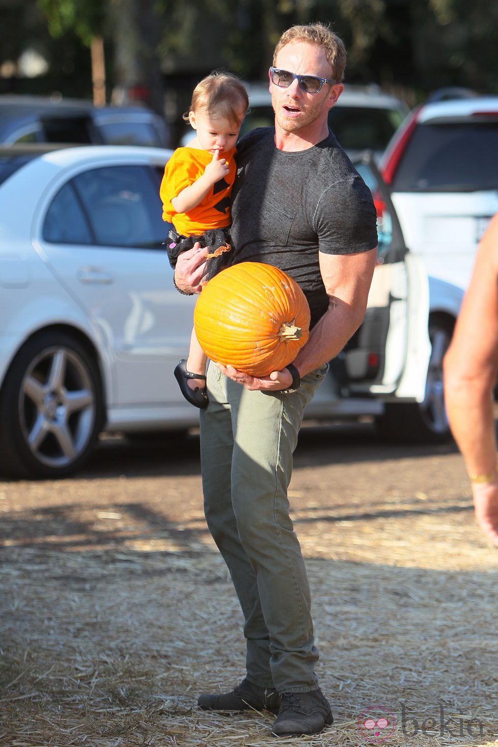 Ian Ziering con su hija en la plantación de calabazadas de Los Angeles
